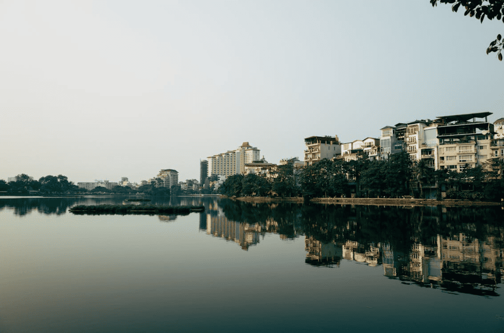 Glide across Truc Bach Lake in a swan pedalo for a peaceful, picturesque escape (Source: Pexels)